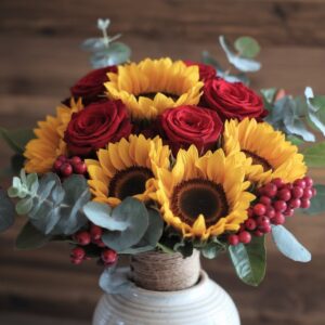 a photo of a bouquet of sunflowers and roses the s oYG9PWYIT yiy04 jo9Gmw A9uh0YUNQCGbEEIk3t eSg